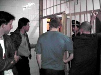 I fängelset: En bild tagen inifrån polisstationen vid Himmelska fridens torg där de västerlänningar som   protesterat hölls fångna den 20 november 2001. (Foto: Courtesy Adam Leining)