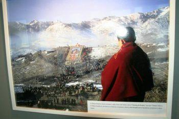 Bilden är en del av en utställning vid FN:s högkvarter i Genève och föreställer en tibetansk munk som betraktar en religiös ritual. Kommunistpartiet försöker visa upp religiös och etnisk harmoni i Tibet, där människorättsgrupper och tibetaner menar att deras religion attackerats och underminerats av partiet i mer än sex decennier. (Foto från UN Watch)
