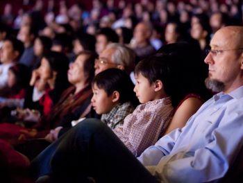 Publiken åtnjuter Shen Yuns sista framträdande i Houston, fredag den 24:e december. (Foto: Edward Dai/Epoch Times)