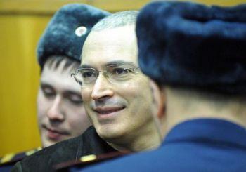Depraverad rättegång? Michail Chodorkovskij mellan två poliser i en rättssal i Moskva på måndagen. (Foto: Alexandaer Nemenov/AFP/Getty Images) 