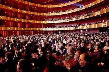 Shen Yun Performing Arts New York Company framträdde inför fullsatt hus på David H. Koch Theater vid Lincoln Center söndagen den 16 januari 2011. (Foto: Dai Bing/Epoch Times)