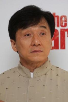 Jackie Chan kommer till premiären av The Karate Kid som hölls vid Odeon Leicester Square, den 15 juli 2010 i London, England. Chan har använt sitt kändisskap för att främja det kinesiska kommunistpartiet (KKP) och har nyligen lidit av en rad motgångar (Foto: Dave Hogan/Getty Images)