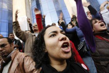 Egyptiska demonstranter skriker slagord med krav på att president Hosni Mubarak drivs bort, under en protest i Kairo den 26 januari, på andra dagen av regeringsfientliga demonstrationer (Foto: Mohammed Abed/AFP/Getty Images)

