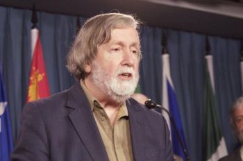 Gordon Edward, kanadensisk ordförande i Stora sjöarnas förenade arbetsgrupp, berättade för journalisterna på Parliament Hill på tisdagen att transporten kunde öppna en färdled för nukleära sopor. (Foto: Matthew Little / The Epoch Times)