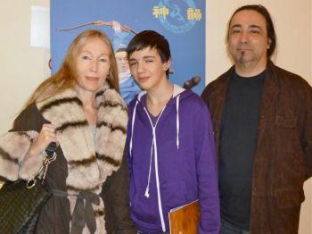 Eva Leandre, tidigare balettdansare, och Jim Montfort, porträttfotograf med sonen på Shen Yun Performing Arts föreställning i Paris. (Foto: Sou Siayong/ The Epoch Times)