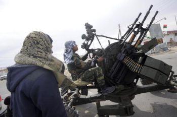 Libyska rebeller med en kulspruta på den sista rebellkontrollerade punkten i Brega innan Muammar Gadaffis styrkor tvingade ut dem från den östliga staden med kraftig beskjutning den 13 mars. (Foto: Gianliuigi Guercia/ AFP/ Getty Images)