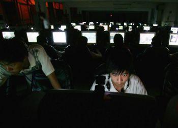 Internetcafé i Wuhan. Den kinesiska regimen uppmuntrar så kallade "patriotiska hackare" att stjäla information från regeringar och företag. (Foto: Cancun Chu/Getty Images)