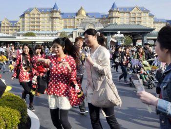 Besökare kommer till Tokyos Disneyland när parken efter den massiva jordbävningen återupptar verksamheten den 15 april 2011 i Urayasu, en förstad till Tokyo. (Foto: Yoshikazu Tsuno/AFP/Getty Images)