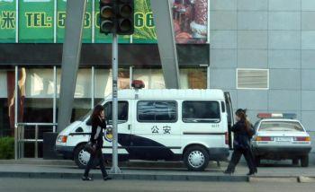 En polisbil står parkerad nära en plats där kinesiska kristna medlemmar från Shouwang-kyrkan tänkt hålla en mässa på påskdagen. Minst 30 medlemmar greps på påskdagen för att man försökt fira mässa utan den ateistiska regimens officiella stöd. (Foto: Frederic J Brown/Getty Images)