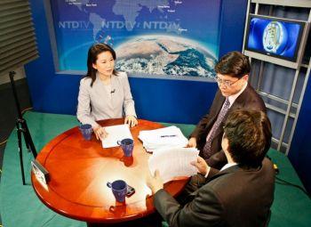 Anna Chang tillsammans med Li Tianxiao och Chen Pokong diskuterar efter en episod i "Focus Talk" på NTD Televisionens huvudkontor på Manhattan. Programmet sänds två gånger i veckan och tar emot samtal från utlandskineser och tittare i Kina. (Foto: Matthew Robertson/Epoch Times)