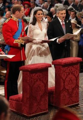 Prins William sjunger bredvid sin brud Catherine Middleton och hennes far Michael Middleton på fredagen i London (Foto: Dominic Lipinski - WPA Pool/Getty Images)