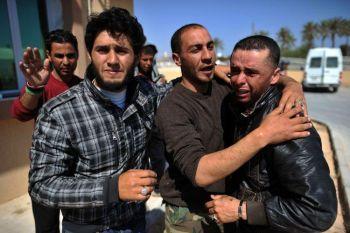 Libyska rebeller gråter efter att en kamrat blivit skjuten i huvudet vid ett sjukhus i Misrata den 29 april (Foto: Christophe Simon/AFP/Getty Images) 