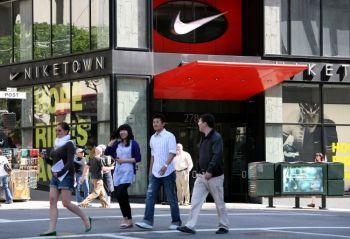 En NikeTown-affär i San Francisco. Under 2009 gjorde kineserna 56 procent av sina inköp av lyxvaror utomlands (inklusive Hongkong och Macao), sammanlagt för 87 miljarder yuan. (Foto: Justin Sullivan/Getty Images)