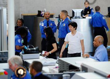 Agenter från transportsäkerhetsmyndigheten kontrollerar passagerare på Los Angeles internationella flygplats den 2 maj 2011. (Foto: Kevork Djansezian/Getty Images) 