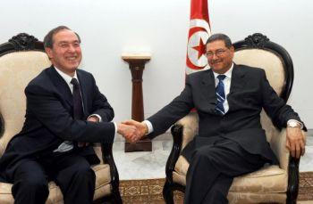 Tunisiens inrikesminister Habib Essid, till höger, skakar hand med sin franske kollega Claude Gueant i Tunis den 16 maj 2011. (Foto: Fethi Belaid/AFP/Getty Images)