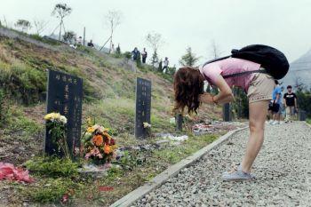 Kineser som sörjer de döda i jordbävningen i Sichuan 2008, på treårsdagen, den 12 maj 2011 i Wenchuan, Sichuanprovinsen. Minst 68 000 människor dödades i jordbävningen. (Foto: ChinaFotoPress/Getty Images)
