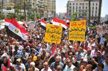Egyptier håller upp banderoller med krav på rättegång mot den avsatte presidenten Hosni Mubarak och medlemmar av hans tidigare regim under en demonstration i kuststaden Alexandria den 20 maj. (Foto: AFP/Getty Bilder) 
