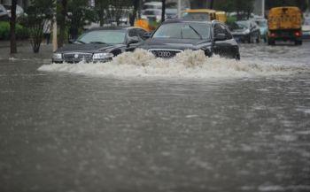Översvämmade gator i Wuhan efter 14 dagars regn. Foto: AFP)