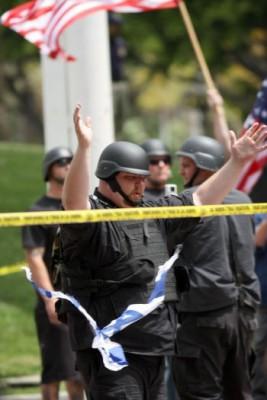 En medlem av den nynazistiska gruppen National Socialist Movement höjer armarna efter att ha sprättat upp Israels flagga under en demonstration den 17 april 2010 i Los Angeles. Hatbrott i Kanada ökade markant under 2009, enligt en kanadensisk statistisk rapport. (Foto: David McNew / Getty Images)