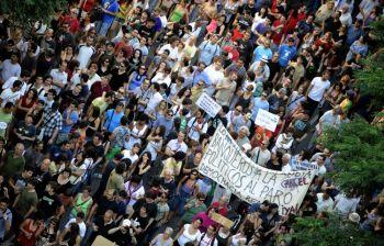 Demontranter protesterar i Valencia den 19 juni. Liknande demonstrationer har även hållits i Madrid och Barcelona. (Foto: Jose Jordan/AFP/Getty Images)