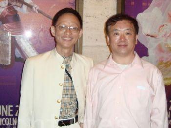 Liu Gang (till höger), kinesisk dissident och tidigare ledare för demokratirörelsen 1989, tillsammans med vännen Lu Dong, språkrör för Kinas kristdemokratiska parti, såg Shen Yun Performing Arts på Lincoln Center, David H. Koch Theater i New York den 23 juni. (Foto: Pan Meiling/Epoch Times)