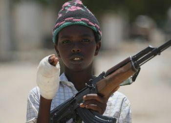 En barnsoldat från al-Shabab-milisen visar ett sår i handen, vilket han fick när han krigade mot somaliska regeringsstyrkor i Mogadishu, den 13 juli 2009. (Foto: Mohamed Dahir / Getty Images)