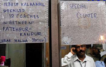En indisk tjänsteman tar emot telefonsamtal från släktingar efter att ett tåg på väg mot New Delhi spårat ur. Howrah Station i Kolkata den 10 juli. (Foto: Dibyangshu Sarkar/AFP/Getty Images)