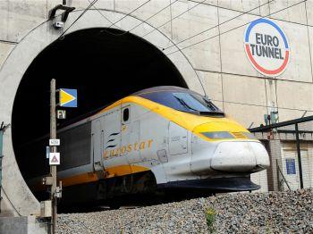 En Eurotunnel Shuttle som transporterar fordon från London, anländer ur tunneln under den engelska kanalen till den franska sidan den 1 juli 2010. (Foto: Denis Charlet/AFP/Getty Images)