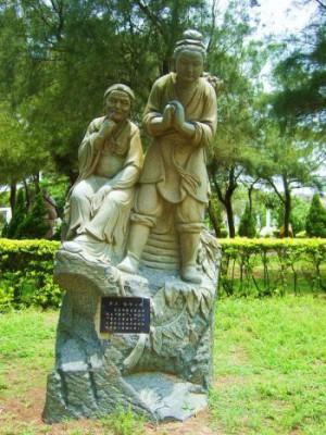 En staty av Zengzi med sin mor. (Okänd fotograf)