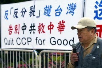 En demonstrant utanför det kinesiska förbindelsekontoret i Hongkong. (Thomas Cheng/Getty Images)