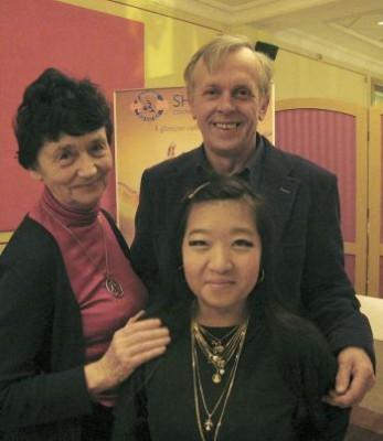 Riksdagsledamot Eva Selin-Lindgren (c) med sin familj vid Shen Yuns andra föreställning i Stockholm den 18 mars. De älskar och stödjer föreställningen. (Lilly Wang/Epoch Times)