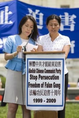 Geng He (höger) talar för Falun Gong på 10-årsdagen av den kinesiska regimens förföljelse av gruppen. (Dai Bing/The Epoch Times)
