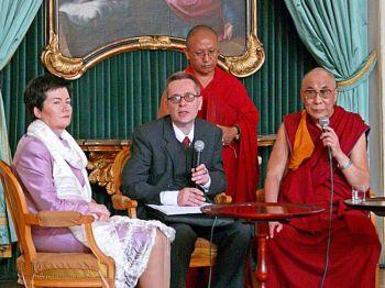 Dalai Lama (höger) talar genom tolk under en presskonferens efter att ha emottagit titeln som hedersmedborgare i Warszawa av borgmästaren Hanna Gronkiewicz-Waltz (vänster). (Foto: Piotr Cykowski)