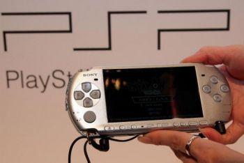 En modell av Sonys portabla PlayStation på en show i Tokyo.