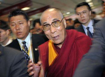 Tibets exilledare Dalai Lama på väg till New Delhi från Taouyans flygplats den 4 september. (Sam Yeh/AFP/Getty Image)