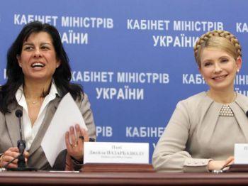 Ukrainas premiärminister Yulia Tymoshenko (höger) och Ceyla Pazarbasioglu, Ukrainas Internationella valutafondens (IMF) delegationschef på presskonferens i Kiev den 17 april 2009. (Foto: Alexander Prokopenko / AFP / Getty Images)