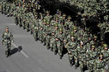 Kinesiska trupper marscherar längs gatorna i Urumqi, huvudstad för uigurernas autonoma region Xinjiang, den 5 september 2009.  (Philippe Lopez/AFP/Getty Images) 