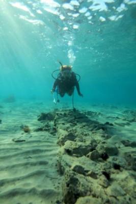 En dykare simmar ovanför en av de nyligen upptäckta murarna i Pavlopetri. (Med tillstånd av University of Nottingham, Storbritannien.)
