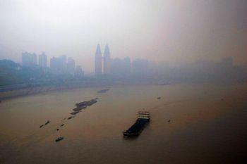 Tung dimma över Chongqing, Kina. Gifter från en fabrik i centrala Kina har förorenat miljön och skadat folkets hälsa, säger invånarna i området. (Feng Li/Getty Images) 