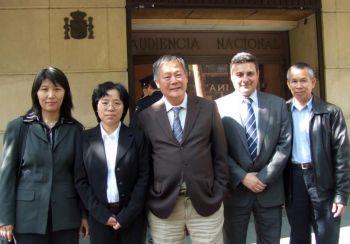 Advokat Carlos Iglesias (andra från höger) och demokratiaktivist Wei Jingsheng (mitten) står med de förföljda Falun Gong-utövarna Lu Shiping och Dai Ying (vänster), och Li Jianhui (höger), som vittnade om tortyr och folkmord i en domstol i Madrid den 2 maj 2009. (Foto: Victor Liu /The Epoch Times)
