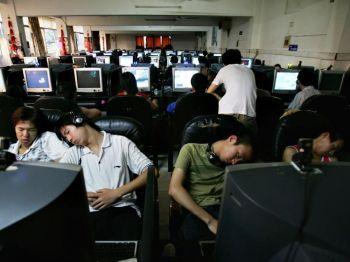 Kinesiska ungdomar som sover på ett internetcafé. (Cancan Chu / Getty Images)