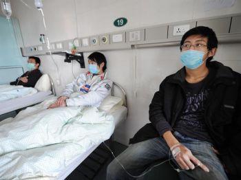 Kineser med svininfluensa får behandling på ett sjukhus i Hefei i Anhuiprovinsen i östra Kina, 25 november. Antalet infekterade patienter är så högt i Kina att en del läkare uppmanar patienterna att stanna hemma i karantän. (STR/AFP/Getty Images)