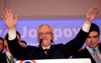 Det socialdemokratiska partiets huvudkandidat i presidentvalet, Ivo Josipovic, sträcker upp armarna efter att ha hört de första preliminära resultaten i det kroatiska presidentvalet i sitt högkvarter i Zagreb den 10 Januari 2010. (Foto: Hrvoje Polan/AFP/Getty Images)