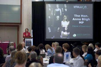 Queenslands premierminister Anna Bligh talar på Women in Climate Change National Forum Series den 24 november 2009 i Brisbane, Queensland, Australien. "En miljon kvinnor" syftar till att motivera kvinnor för klimatförändringen genom att få en miljon kvinnor att åta sig att minska sin egen koldioxidförbränning med ett ton under ett år. (Foto: One Million Women)