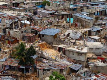 Stående och kollapsade hus omvartannat täcker sluttningen i Le Vallee de Bourdons kvarter i Port-au-Prince, Haiti, den 18 februari 2010, mer än en månad efter det att en jordbävning med styrka på 7,0 på Richterskalan förstörde stora delar av Port-au-Prince. (Foto: Chip Somodevilla / Getty Images)