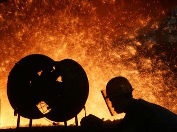 Stålverksarbetare vid Chongqings järn- och stålverk, 16 september 2006. (China Photos/Getty Images)