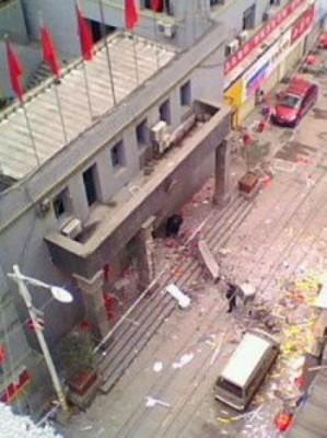 Explosionen slet bort en av de fyra pelana framför regeringsbyggnaden i Beihe. (Chinese Blogger)