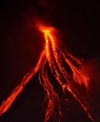 Lavakaskader nerför sluttningarna av vulkanen Mayon sydost om Manila på Filippinerna den 23 december 2009. Geologer övervakar i febrilt tempo tänkbara vulkanutbrott över hela världen. (Foto: Ted Aljibe / Getty Images)