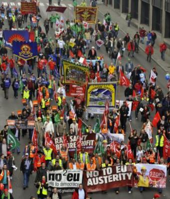 Folk demonstrerar för att säga "nej till åtstramningar" den 29 september i Bryssel. Tusentals människor från hela Europa gick ut på gatorna i en arbetarreaktion mot smärtsamma nedskärningar. Den största marschen sedan 2001 sammanföll tidsmässigt med en EU-plan att ge böter till regeringar som kommer att få underskott. (Foto: Georges Gobet / AFP / Getty Images)