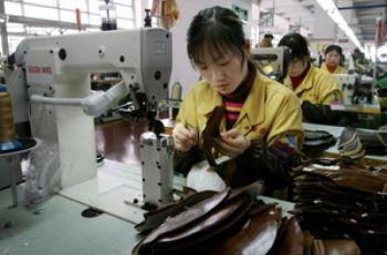Den kinesiska industrin drabbas av statens elbesparingar. Här en skofabrik i Wenzhou. (Foto: Mark Ralston/ AFP/ Getty Images)